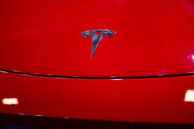 Riga, Letonya, 28 Nisan 2023: Kapalı krom kaplı kırmızı başlıklı Tesla Motors.