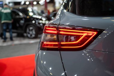 Riga, Letonya, 28 Nisan 2023: LED arka ışıklar ve araba tasarımı Nev Nissan Juke, model 2023