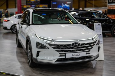 Riga, Letonya, 28 Nisan 2023: Hyundai Nexo hidrojen yakıt hücresi galası bir motor fuarında, model 2023, ön görüş