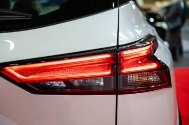 Riga, Letonya, 28 Nisan 2023: LED arka ışıklar ve araba tasarımı Nev Nissan Kashqai e-poweri, model 2023