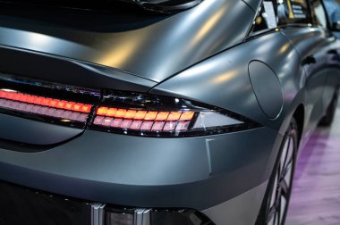 Riga, Letonya, 28 Nisan 2023: Arka LED ışıkları ve araba tasarımı Nev Hyundai Ioniq 6 elektrikli araç, model 2023