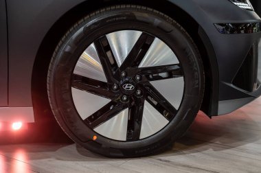 Riga, Letonya, 28 Nisan 2023: Hyundai Ioniq 6 tekerleği, dekoratif yeni tasarım alaşım tekerlekleri