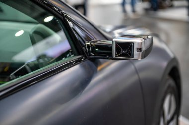 Riga, Letonya, 28 Nisan 2023: Hyundai Ioniq 6 elektrikli arabanın yan aynasının değiştirilmesi.