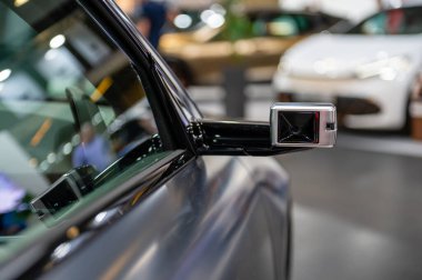 Riga, Letonya, 28 Nisan 2023: Hyundai Ioniq 6 elektrikli arabanın yan aynasının değiştirilmesi.