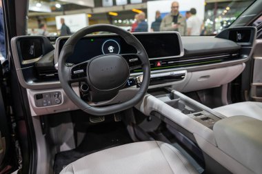 Riga, Letonya, 28 Nisan 2023: Hyundai Ioniq 6 iç mekan, direksiyon, merkez konsol, kokpit, gösterge paneli, model 2023