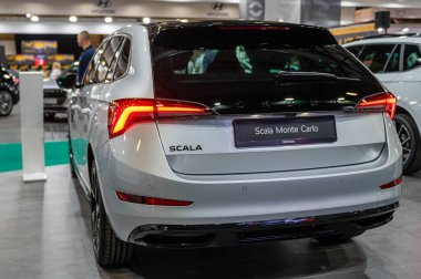Riga, Letonya, 28 Nisan 2023: Yeni Skoda Scala Monte Carlo galası bir otomobil fuarında, 2023 model, dikiz manzaralı.
