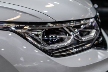 Riga, Letonya, 28 Nisan 2023: LED far ve araba tasarımı Nev Volksvagen Tiguan R-line crossover, model 2023