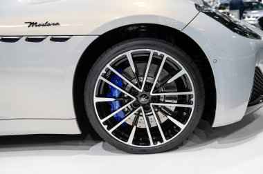 Riga, Letonya, 28 Nisan 2023: Lüks SUV Maserati Grecale tekerleği, dekoratif yeni tasarım alaşım tekerlekleri