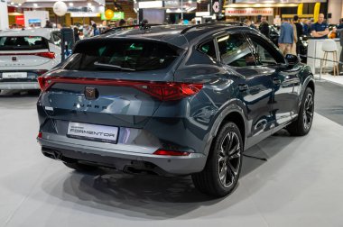 Riga, Letonya, 28 Nisan 2023: Cupra Fermentor lüks SUV galası bir otomobil fuarında, 2023 model, dikiz manzaralı.