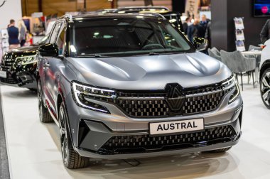 Riga, Letonya, 28 Nisan 2023: Yeni Renault Austral galası bir motor fuarında, 2023 model, ön manzara