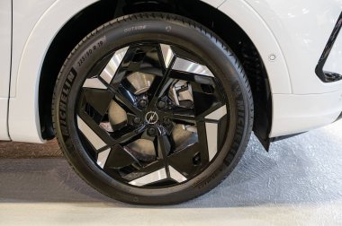 Riga, Letonya, 28 Nisan 2023: Opel Grandland GSe tekerleğinin yakın çekimi, dekoratif yeni tasarım alaşım tekerlekleri