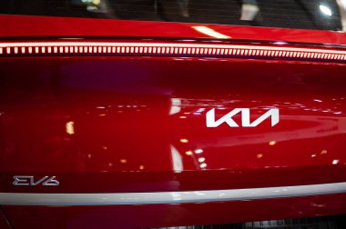 Riga, Letonya, 28 Nisan 2023: KIA EV6 kırmızı arka kapı üzerindeki yeni tasarım KIA amblemi