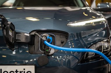 Riga, Letonya, 28 Nisan 2023: Hyundai KONA Elektrik, istasyonda bir araba aküsünü şarj ediyor.