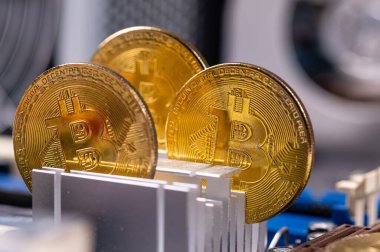 Bilgisayar bileşenleri arka plan, teknoloji ve dijital para birimi kavramına yakın plan altın bitcoin 'i