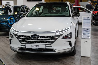 Riga, Letonya, 28 Nisan 2023: Hyundai Nexo hidrojen yakıt hücresi galası bir motor fuarında, model 2023, ön görüş