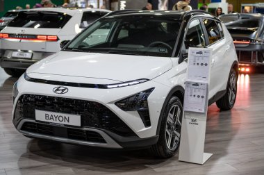 Riga, Letonya, 28 Nisan 2023 Bir otomobil fuarında yeni Hyundai Bayon prömiyeri, model 2023