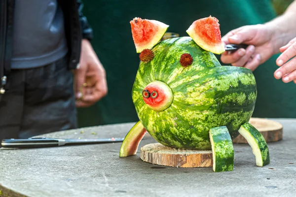 Mangkuk Buah Berbentuk Babi Yang Terbuat Dari Semangka Konsep Kreativitas — Stok Foto