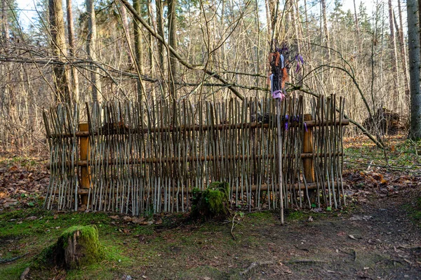 おとぎ話の魔法の森の枝のフェンスによる魔女のほうき — ストック写真