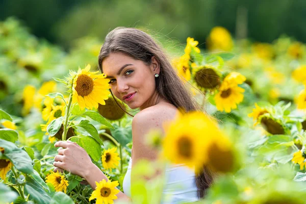 Dolce Ragazza Sensuale Top Bianco Campo Girasoli Donna Circondata Girasoli — Foto Stock