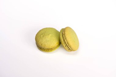 Makaronlar, şekerleme tatlı ürün, iki yeşil makaron beyaz arka planda izole