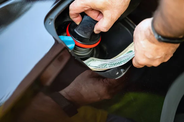 Hand Man Puts Money Tank Car Close Concept Expensive Fuel — Stock Photo, Image