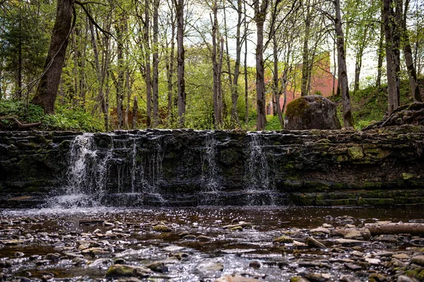 Bela Vista Primavera Uma Cachoeira Pequeno Rio Ivande Renda Letônia — Fotografia de Stock