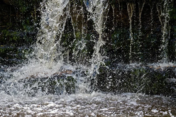 Primer Plano Las Caídas Salpicaduras Arroyos Agua Cascada Ivande Letonia —  Fotos de Stock
