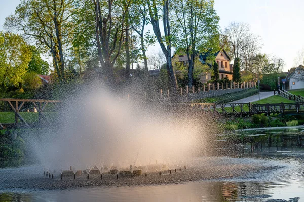 Uma Fonte Luz Sol Noite Parque Cidade Kuldiga Letônia — Fotografia de Stock