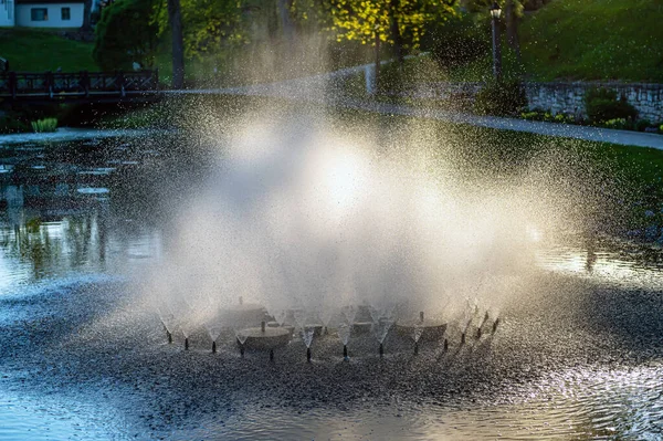 Fontána Večerním Slunci Městském Parku Kuldiga Lotyšsko — Stock fotografie