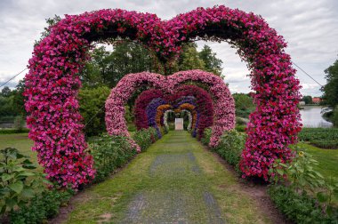 Pakistan 'ın yaz bahçesi manzarası Litvanya' da kalp şeklinde çiçek kemerleriyle küçük