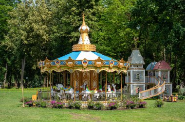 Pakistan, Litvanya 'dan. 1 Temmuz 2023, çok eski bir atlıkarınca. Malikane bölgesinin iç unsurları.