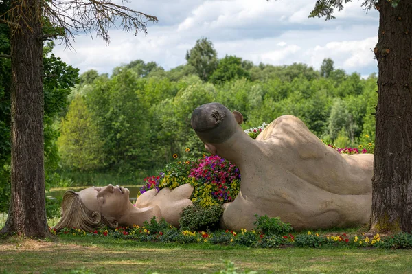 Pakruojis Litauen Juli 2023 Blomsterfestival Pakruojis Herrgård Skulpturer Älskare Med — Stockfoto