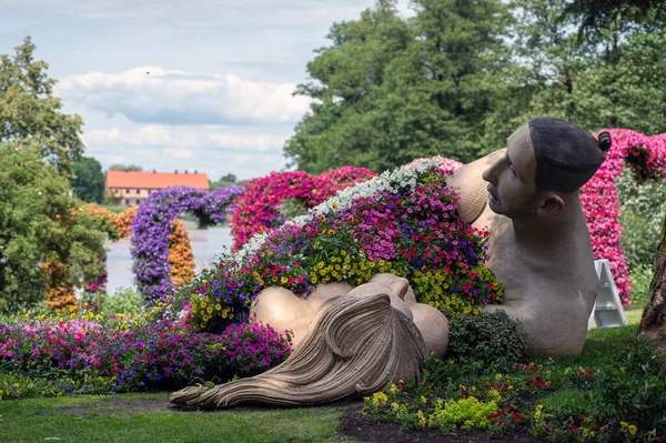 Pakruojis Litauen Juli 2023 Blomsterfestival Pakruojis Herrgård Skulpturer Älskare Med — Stockfoto