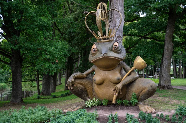 立陶宛Pakruojis 2023年7月1日 在Pakruojis庄园举行花节 公园里的青蛙女王雕塑 — 图库照片