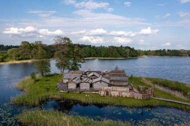 - Letonya. Gauja Ulusal Parkı. Araishi (Araisi) Arkeoloji Parkı 'ndaki ana nesne küçük bir göl adasındaki Viking Çağı Latgalya kalesinin yeniden inşasıdır..