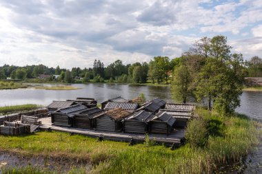 - Letonya. Gauja Ulusal Parkı. Araishi (Araisi) Arkeoloji Parkı 'ndaki ana nesne küçük bir göl adasındaki Viking Çağı Latgalya kalesinin yeniden inşasıdır..