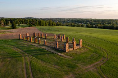 Stonehenge 'e benzeyen antik bir binanın kalıntıları, hava manzarası, Smiltene, Letonya
