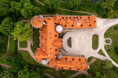 Letonya 'daki Cesvaine Ortaçağ kalesi, yukarıdan bakıldığında. 19. yüzyılın sonlarında bir malikane..