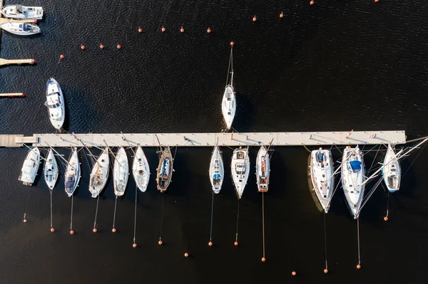 Ovanifrån Båtar Vid Piren Mörkt Vatten Bakgrund — Stockfoto
