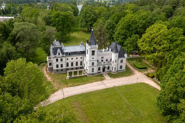 拉脱维亚斯塔梅里耶纳古老的童话宫殿 无人驾驶飞机俯瞰 — 图库照片