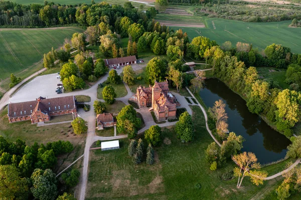 Jaunmoku Ceglany Średniowieczny Zamek Jego Terytorium Pobliżu Tukums Łotwa Widok — Zdjęcie stockowe