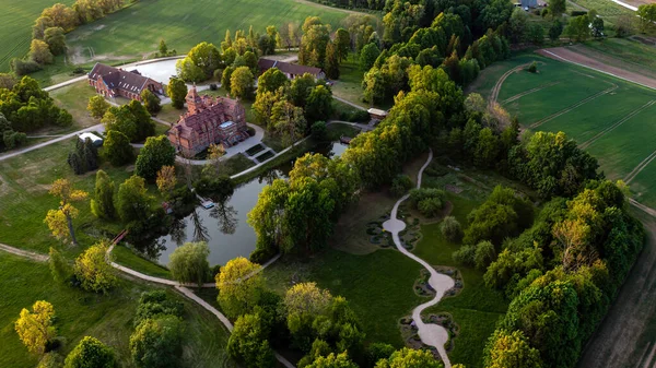Середньовічний Цегляний Замковий Комплекс Джаунмоку Ставком Парком Поблизу Тукумасу Латвія — стокове фото