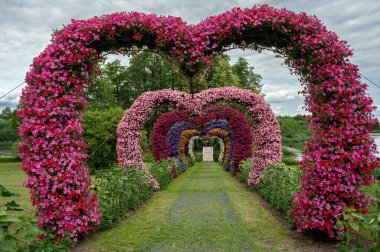 Pakistan 'ın yaz bahçesi manzarası Litvanya' da kalp şeklinde çiçek kemerleriyle küçük