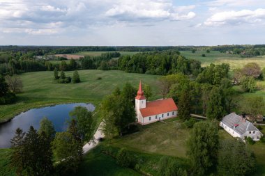 Letonya, Cesis yakınlarındaki Araisi Evanjelik Kilisesi ve Arkeoloji Parkı panoramik görünümü