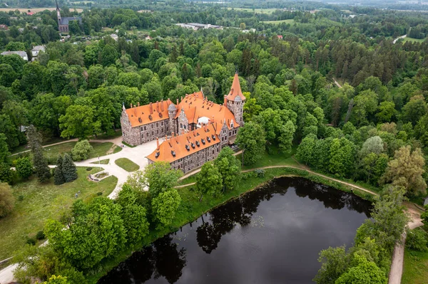 Cesvaine中世纪城堡在拉脱维亚从上方俯瞰19世纪末的豪宅 — 图库照片
