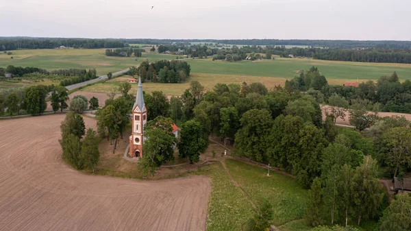 Wiosenny Krajobraz Kościołem Ewangelicko Luterańskim Krimuldzie Łotwa Widok Powietrza — Zdjęcie stockowe