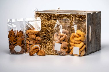 Samanlı ahşap kutu ve farklı kurabiyeler, izole edilmiş, kopyalama alanı, yakın çekim