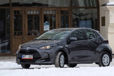 Riga, Letonya - 9 Şubat 2021: Metalik gri Toyota Yaris Hybrid Y20 versiyonu Hatchback arabası