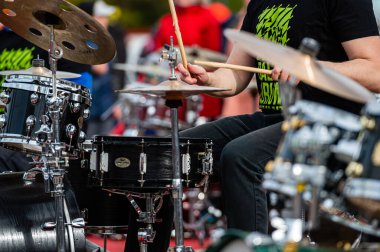 Dobele, Letonya - 13 Mayıs 2022: Dobele pazarının tarihi döneminde küçük davulcuların zirvesi, düzinelerce davulcu senkronize olarak çeşitli besteler yapıyor.