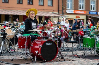 Dobele, Letonya - 13 Mayıs 2022: Dobele pazarının tarihi döneminde küçük davulcuların zirvesi, düzinelerce davulcu senkronize olarak çeşitli besteler yapıyor.